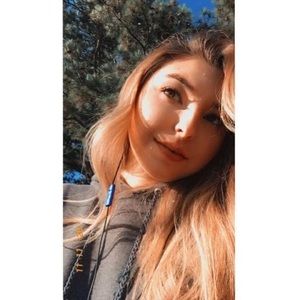 Meet your Posher, Alyssa